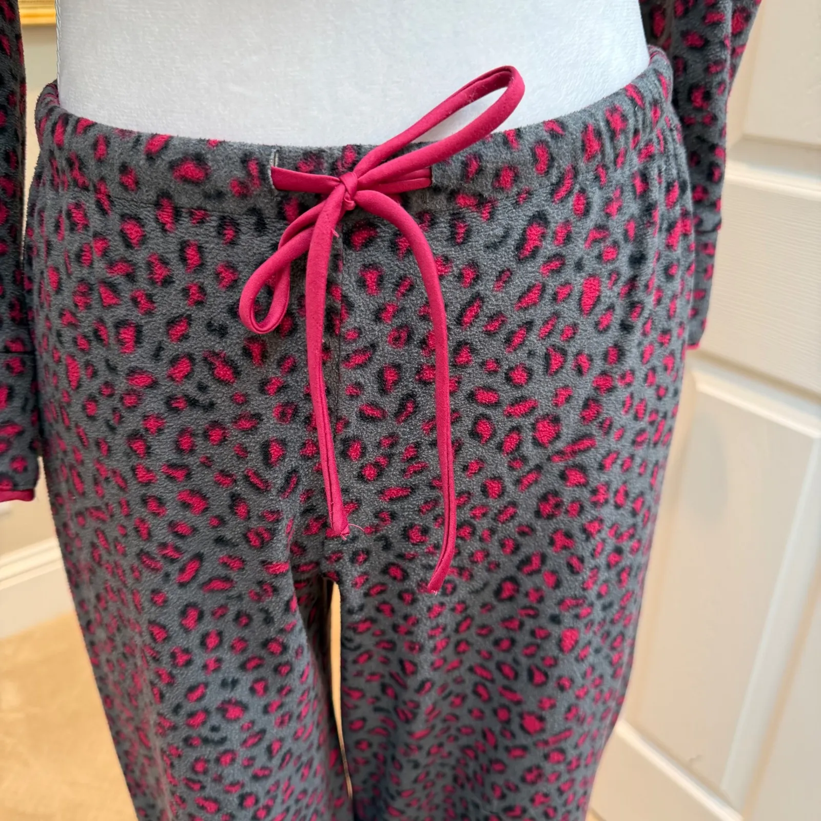 Company Ellen Tracy Women's Small Gray Pink Leopard Fleece Pajama Set - Image 4