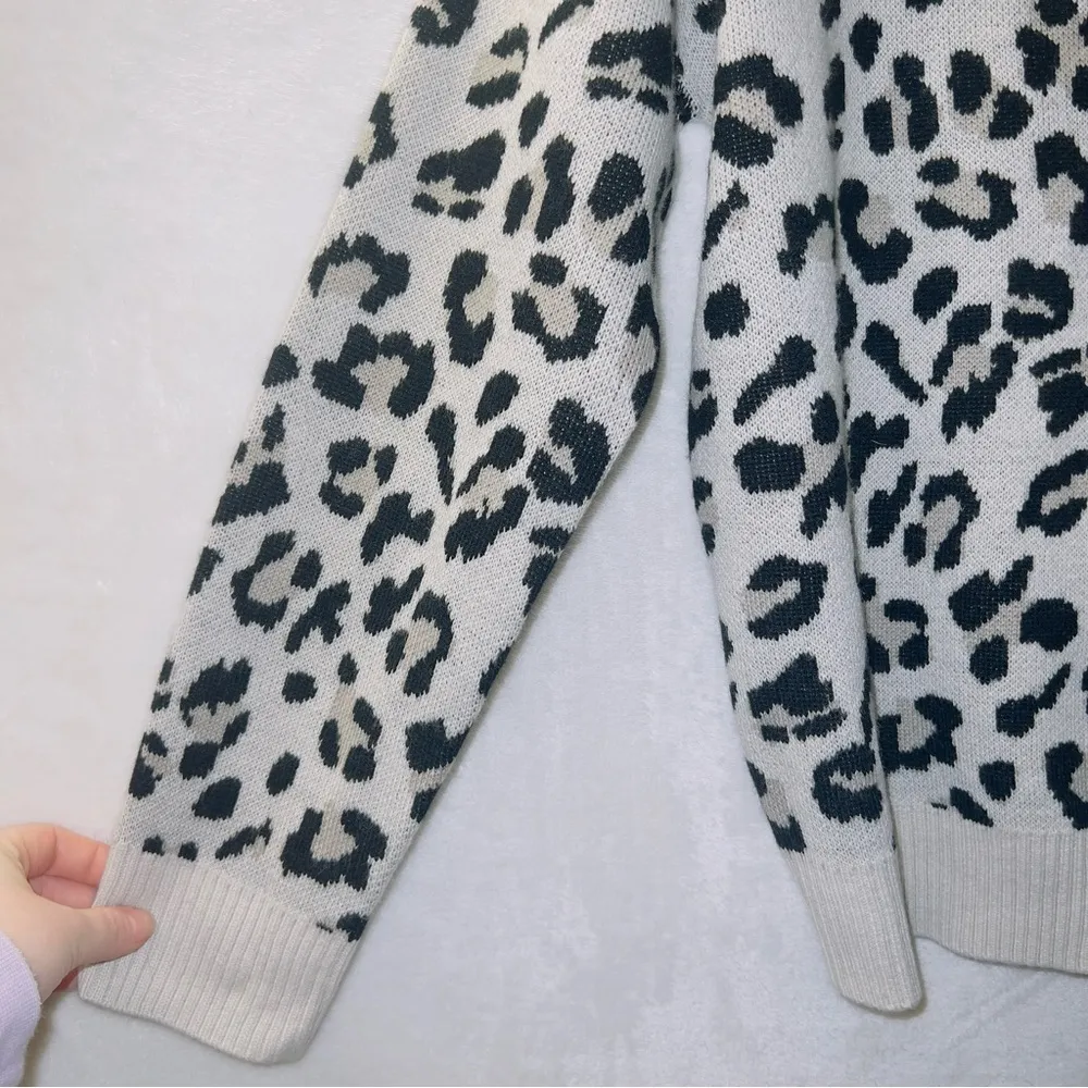 Kut From The Kloth Gray Leopard Print Long Sleeve Cowl Neck Sweater size small - Image 2