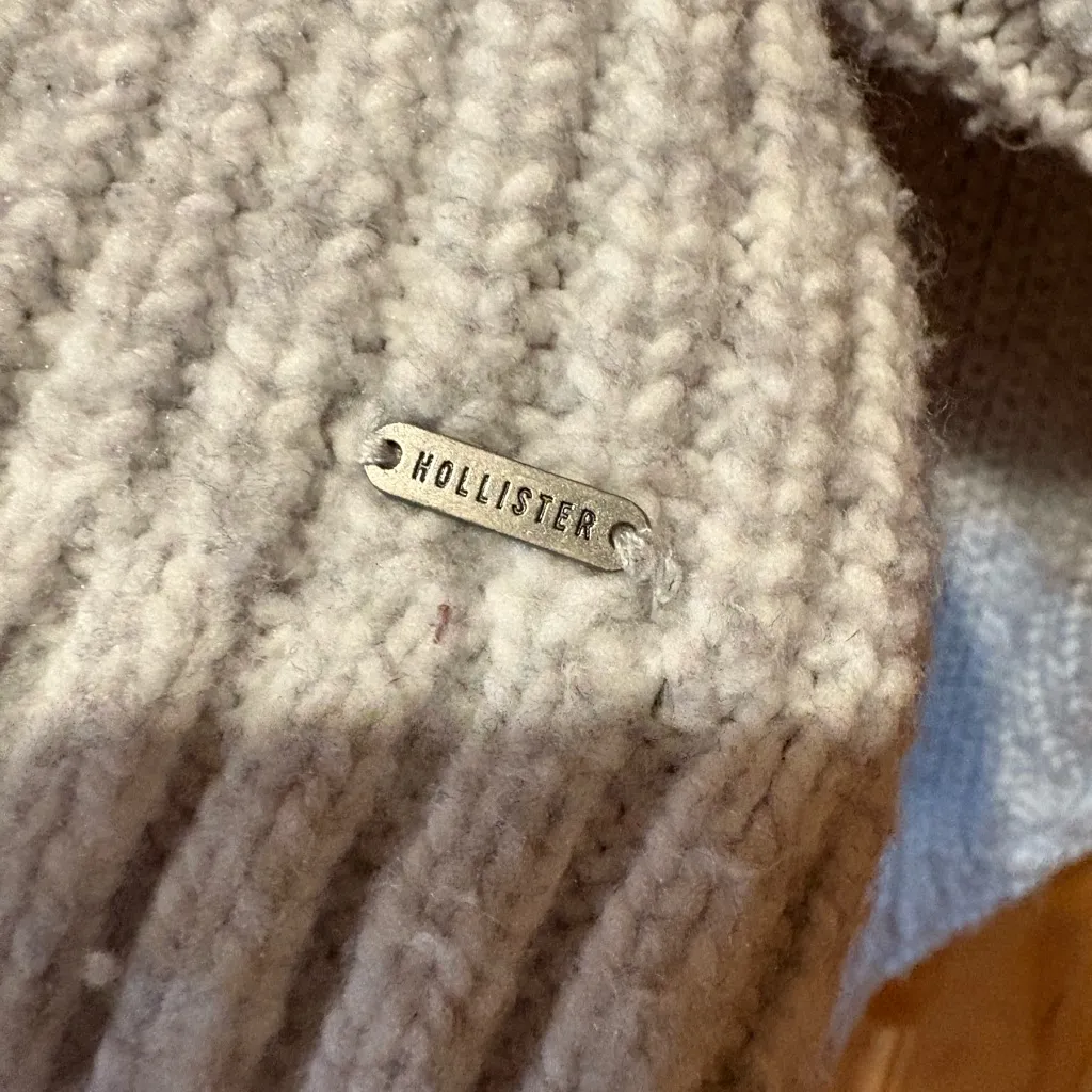 Hollister Light Gray Crew Neck cropped Sweater long sleeve women’s M - Image 3