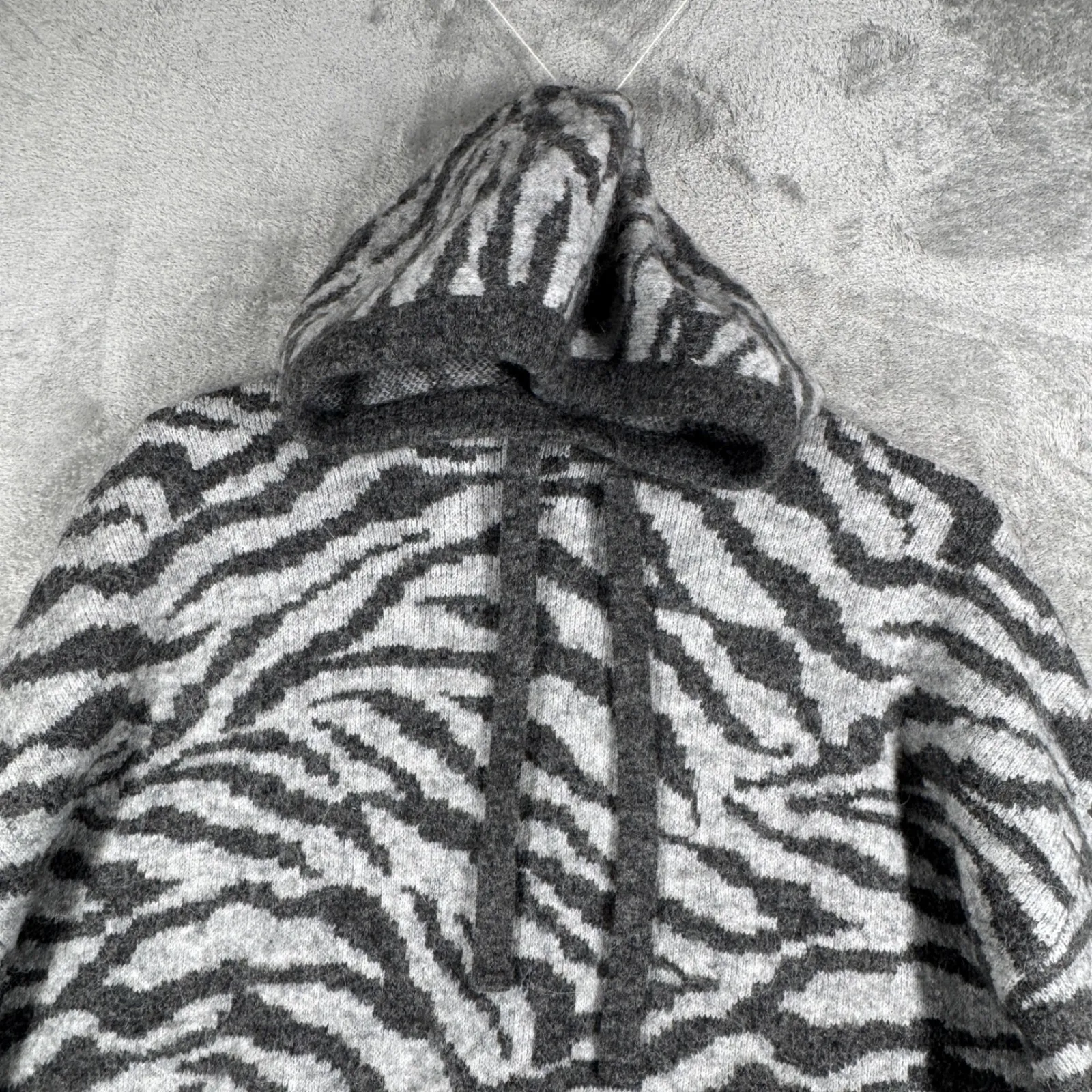 Zara Sweater Zebra Print Knit Hoodie Drawstring Pullover Neutral Gray Size M/L‎ - Image 4