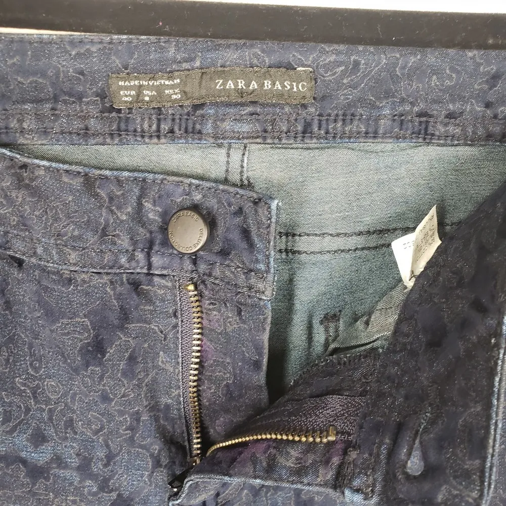 Zara Dark Wash Blue Denim Floral Velvet Textured Skinny jeans Women's Size 8 - Image 6
