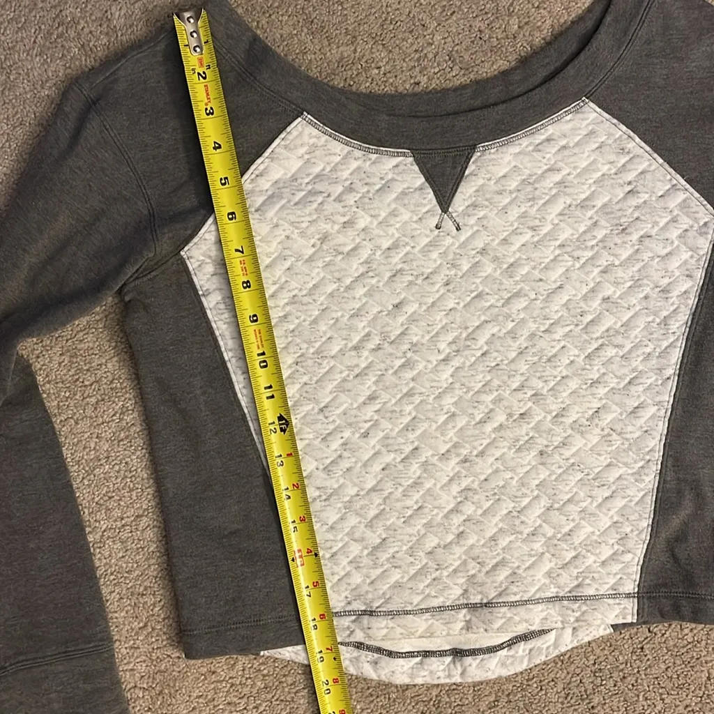 EGC women’s Zella grey & white‎ cropped sweater w/ long scoop neck size XS - Image 3