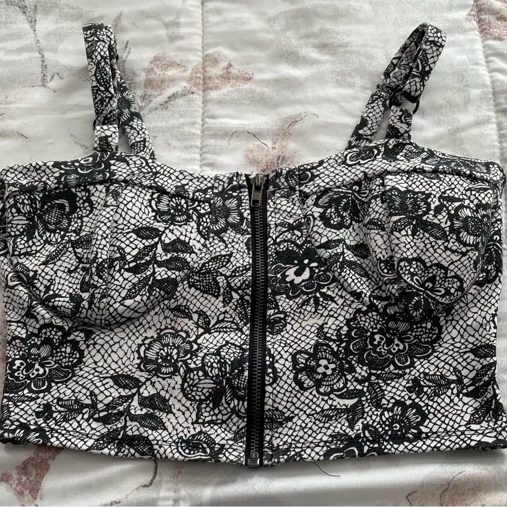 The Arte by Zenana lace black & white zip front bustier corset crop top, size S - Image 6