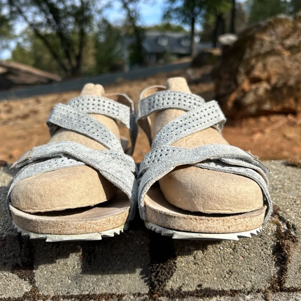 Josef Seibel Silver Sandals Womens Size 40 Perforated Leather Shoes - Image 2