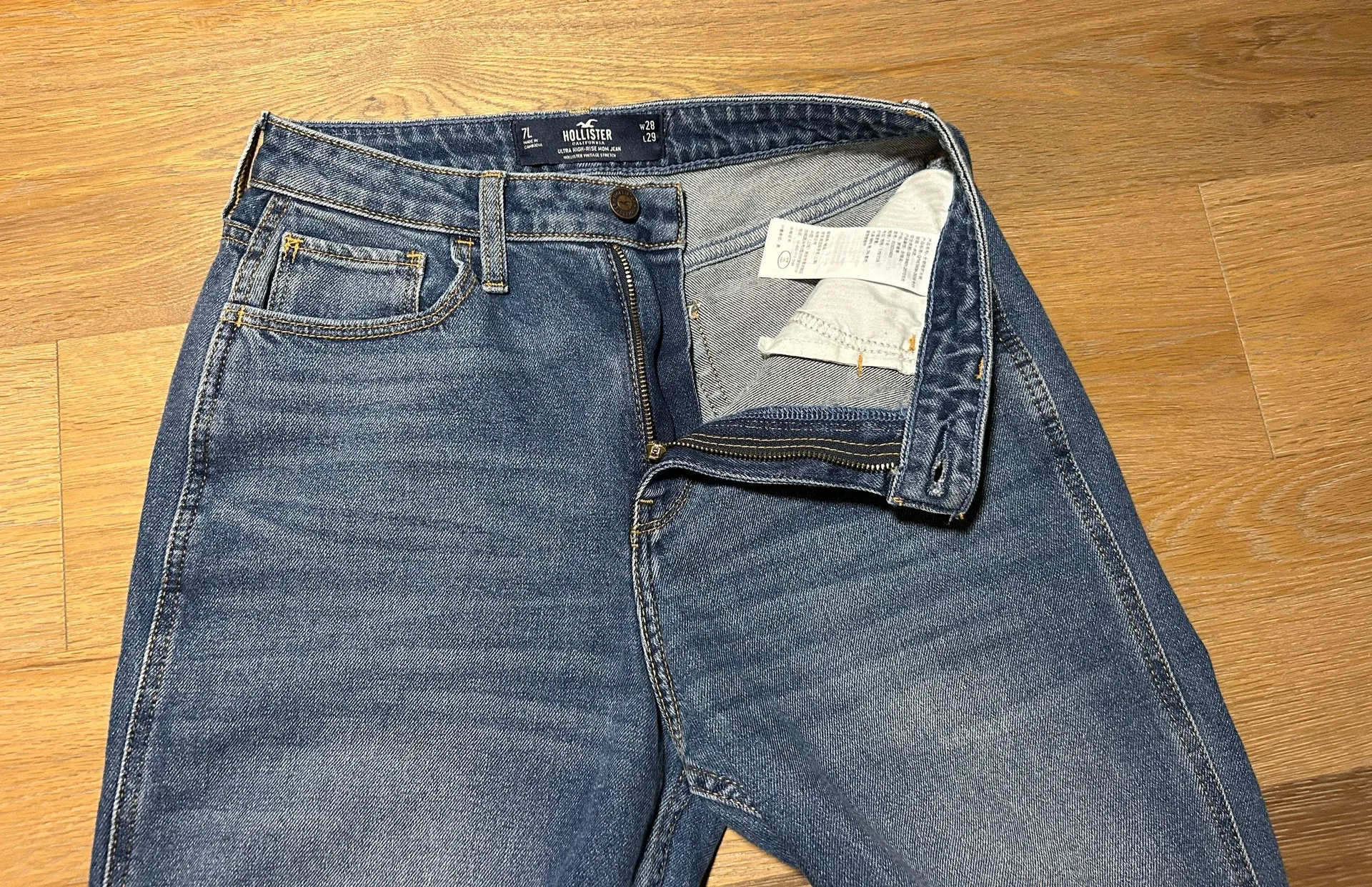 Hollister Size 28 ultra high rise mom jeans,  size 7 - Image 6