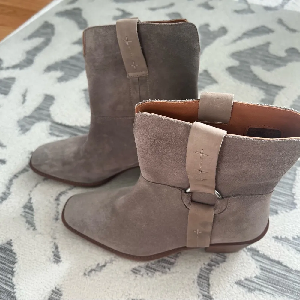 Western Boho Kamaree Booties in Taupe Beige Suede Size 9 NEW - Image 2