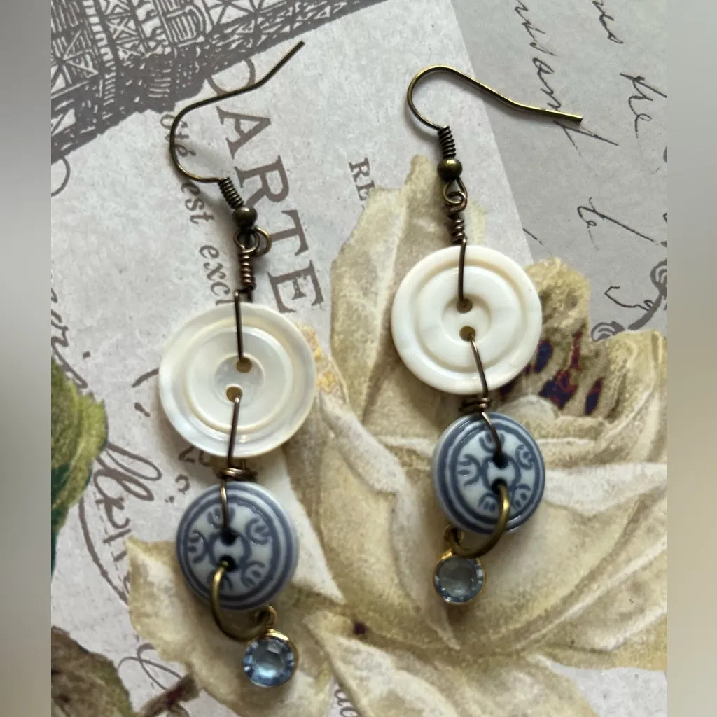 Hand Crafted Vintage Carves shell + glass Button Earrings White - Image 2