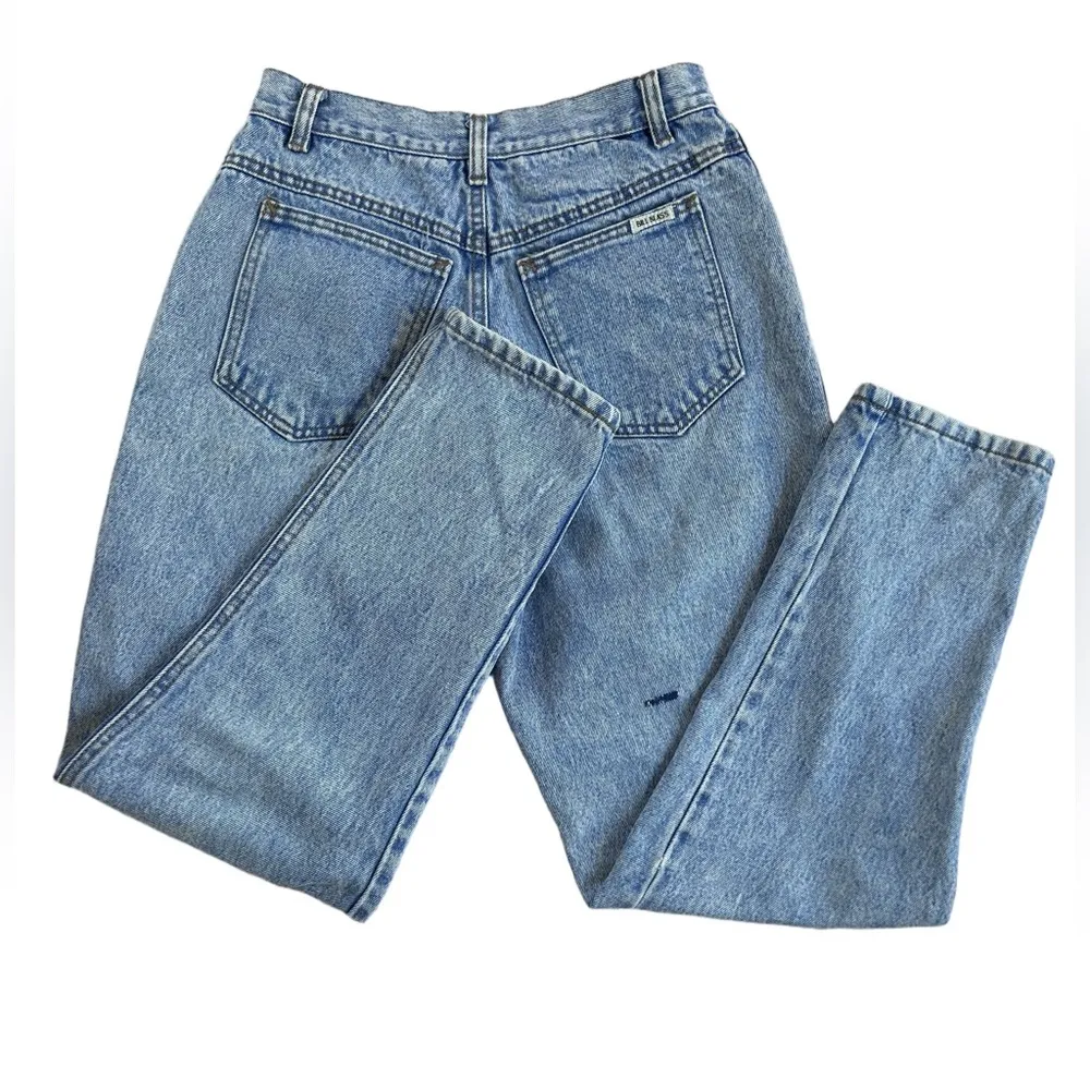 Vintage 80’s 90’s relaxed fit, high-waisted, tapered leg, light wash mom jean - Image 6