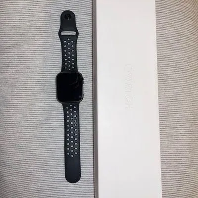 Apple Watch 44mm Series 4 GPS - Image 2