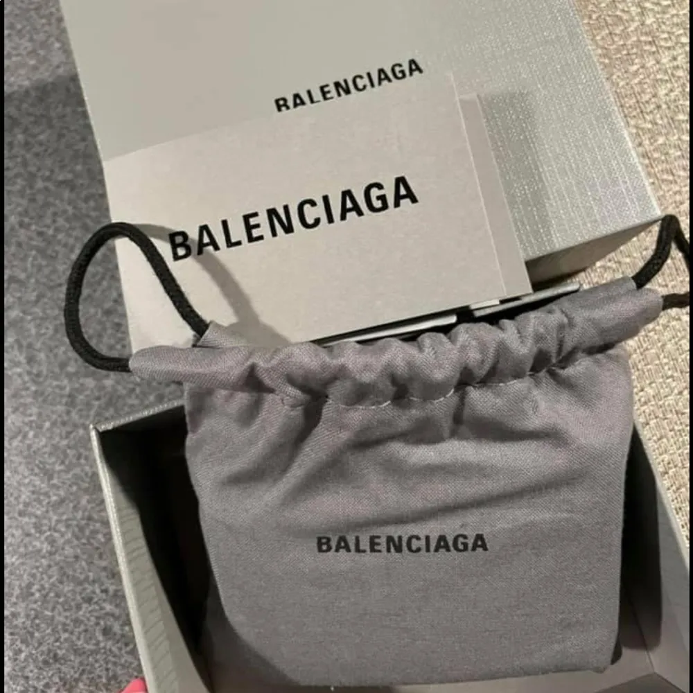 CASH MINI WALLET ON CHAIN IN BLACK/WHITE - Image 2