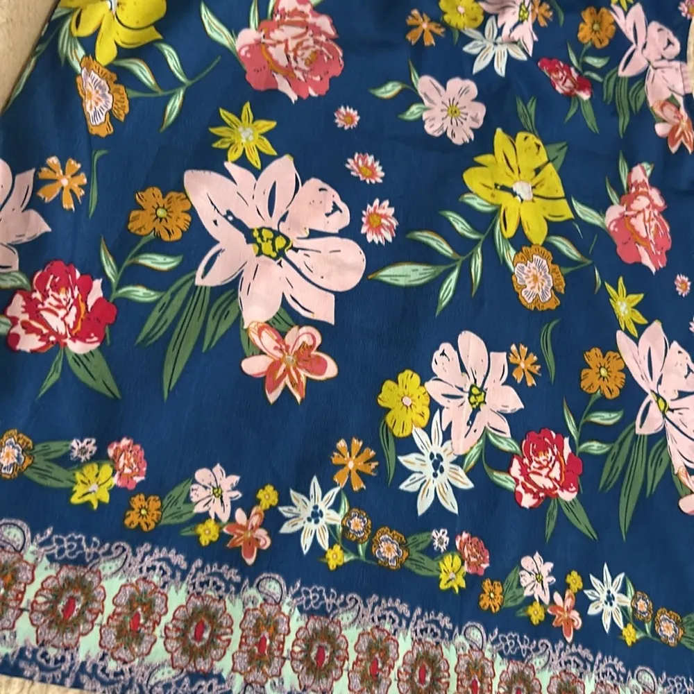 Floral print sleeveless multi-colored blouse in size M • - Image 8