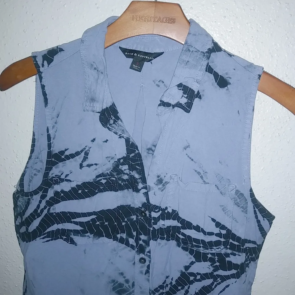 Rock & Republic S Sleeveless Tie Dye Blue Button Down Top - Image 6