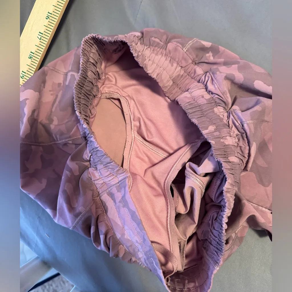 Lululemon Hotty Hot II Short Low Rise‎ Camo Pink Multi 2.5" Size 8 Womens - Image 5