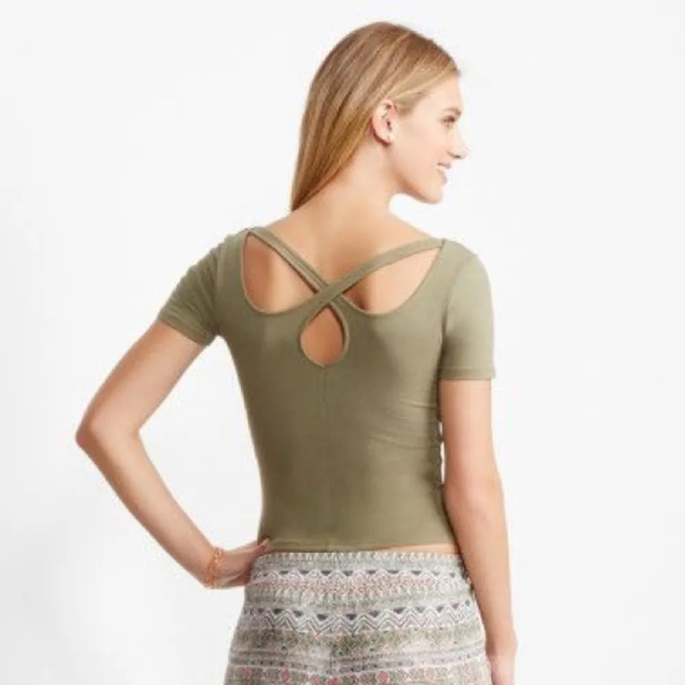 loop strap back short sleeve crop top - Image 2