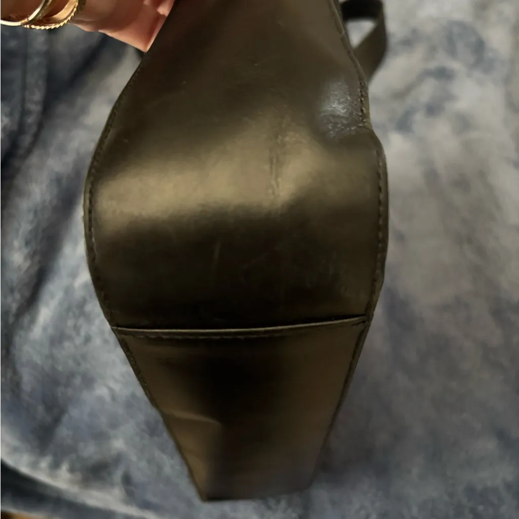 Salvatore Ferragamo Black Shoulder Bag - Image 4