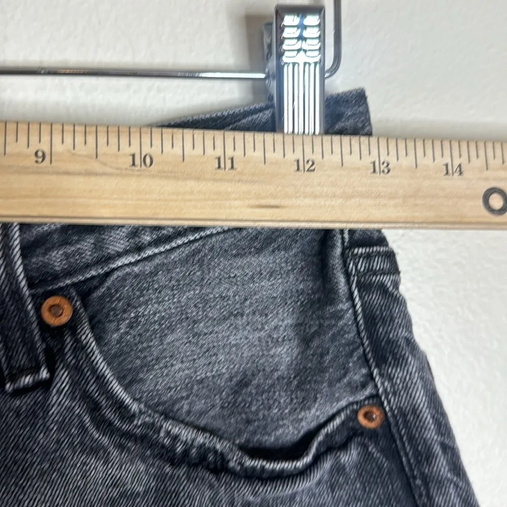 Levi’s 501 distressed black denim cut off shorts size 24 western Y2K booty - Image 4