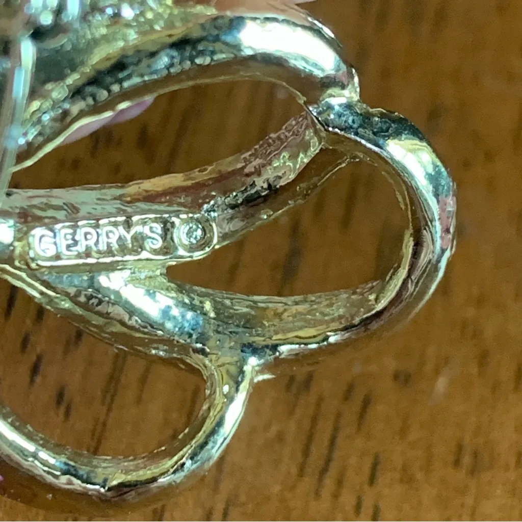 VINTAGE 1980'S GERRY'S GOLD TONE FAUX PEARL SIGNED BROOCH - Image 8