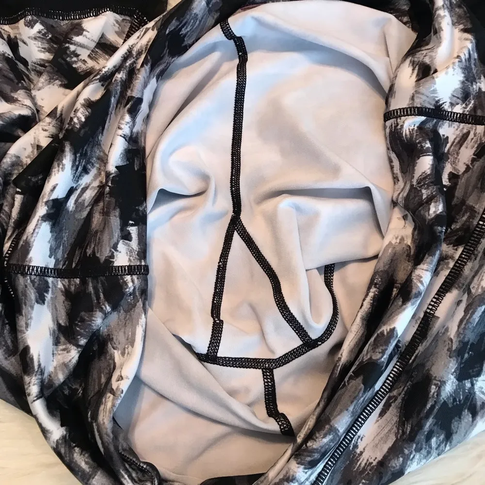 Pro Player moisture wicking Capri length athletic leggings mesh panel size 1X - Image 5