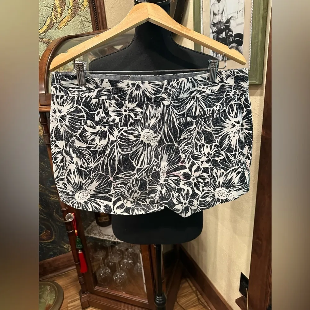 Banana Republic Hampton Fit Shorts Black White Floral Print Women's Size 12 - Image 3