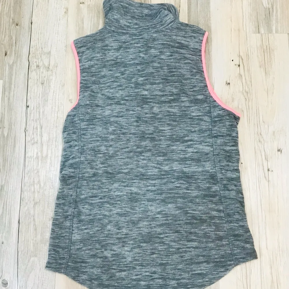 Old Navy Gray pink Active fleece vest sz small - Image 2
