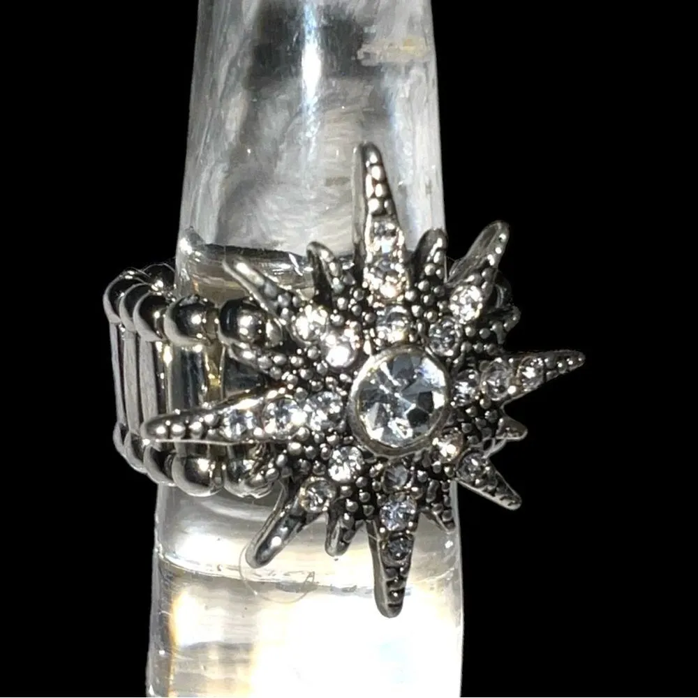 Pretty silver stretchy ring with starburst design - Image 2