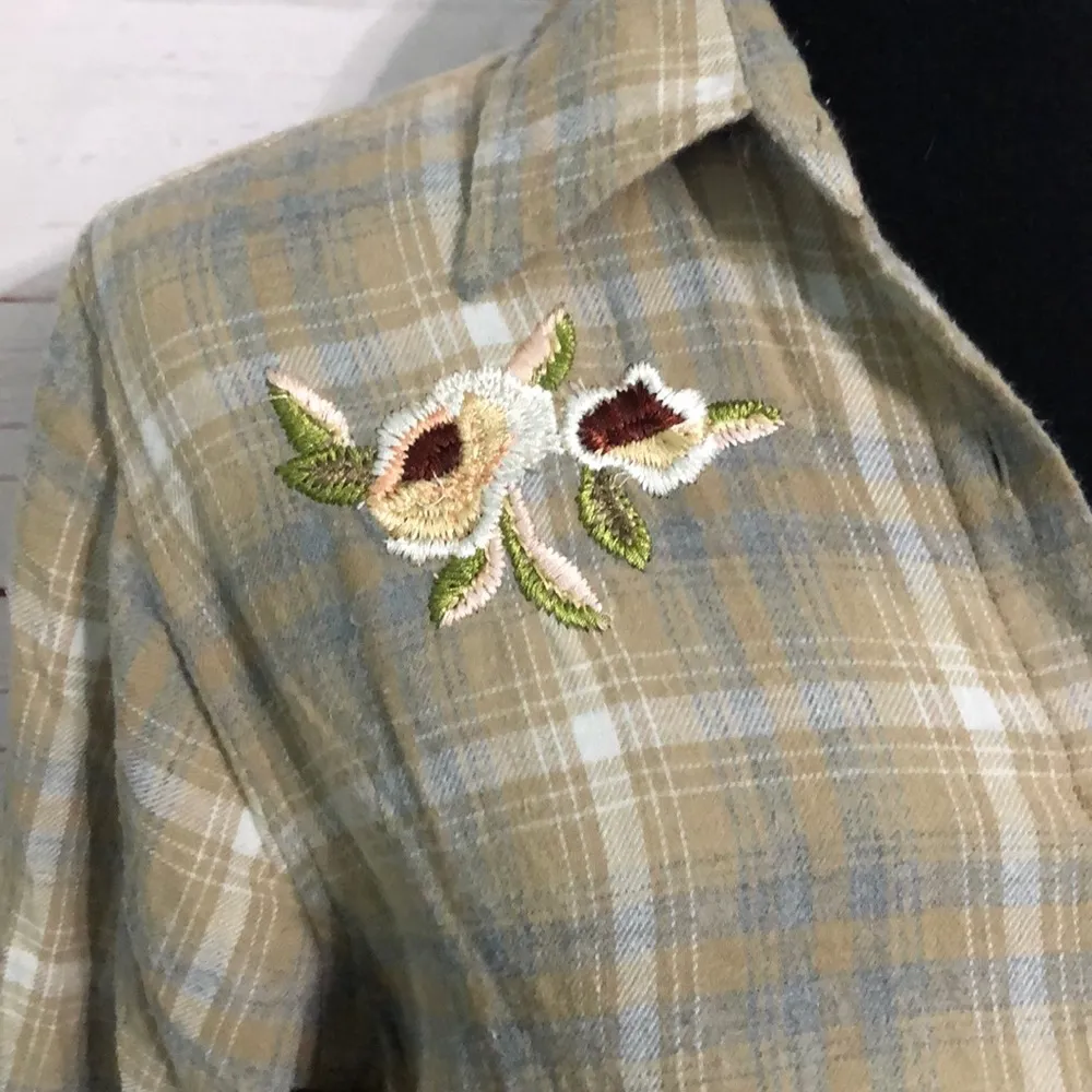 Woman’s Vintage Embroidered Plaid Flannel Button Down Gray Size L - Image 3