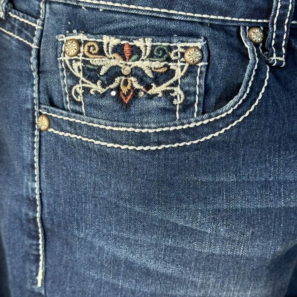 Love Indigo Women’s Size 6 Blue Denim Shorts Embroidered Pockets cuff Hem casual - Image 4