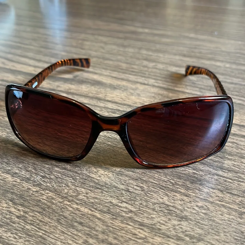 GUESS Logo G Animal Print 7012 TO-34 Glasses 61-18-129 Sunglasses - Image 2