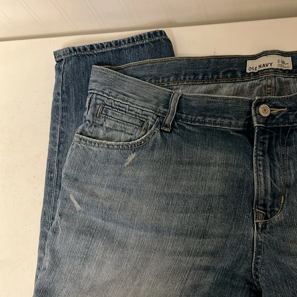 Old Navy cropped light wash jeans slightly distressed - Image 5