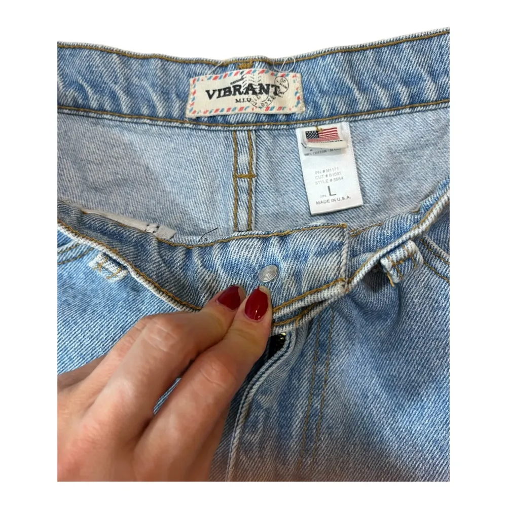 Vibrant distressed women’s Jean short shorts size large - Image 4