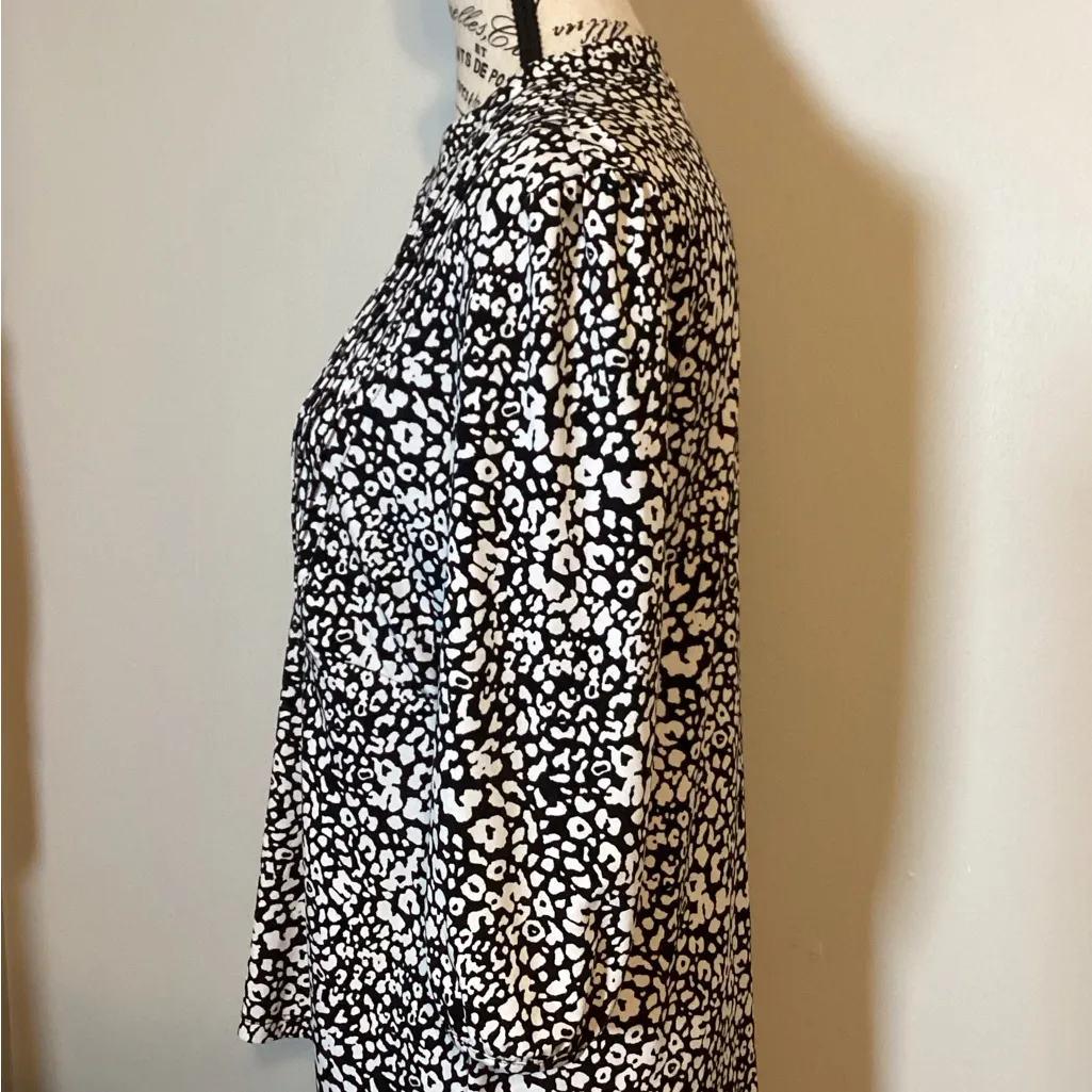 STYLE & CO PETITE ROUCHED TOP V-NECK PEASANT SLEEVED BLACK & WHITE TOP SZ. PL - Image 4