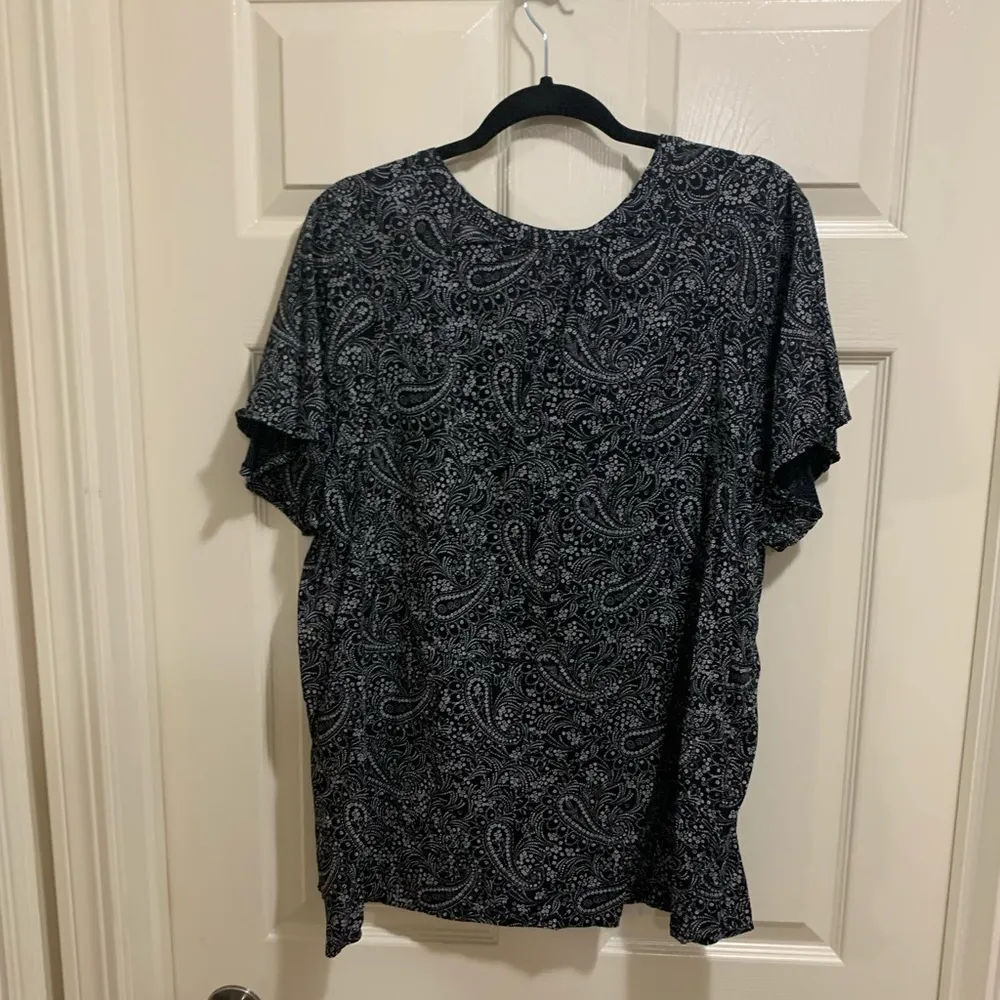 Old Navy short sleeve black print blouse size XXL - Image 5