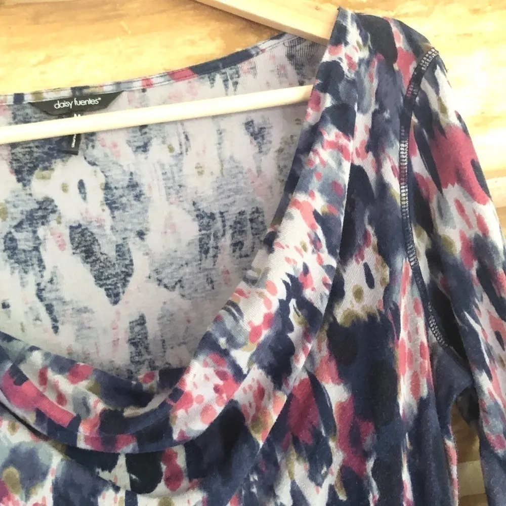 Daisy Fuentes abstract print drape neck top size Medium - Image 4