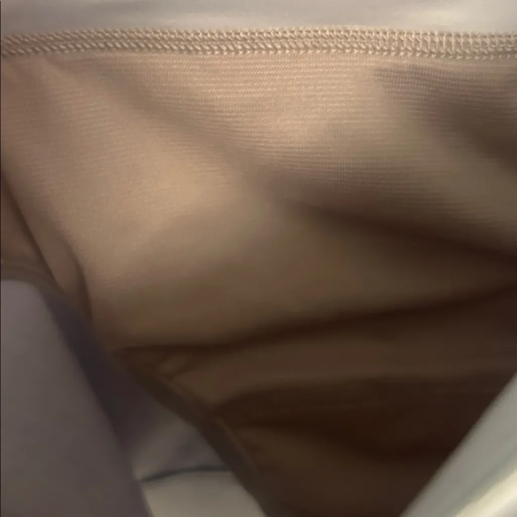 Lululemon Athletica Hotty Hot shorts athleisure size 6 sports yoga fitness chic - Image 8