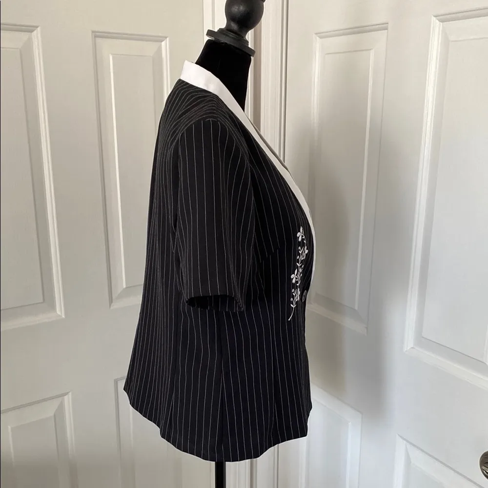 Dress Savvy Vintage Black Pinstripe Blazer with White Floral Detail Size 10P - Image 3