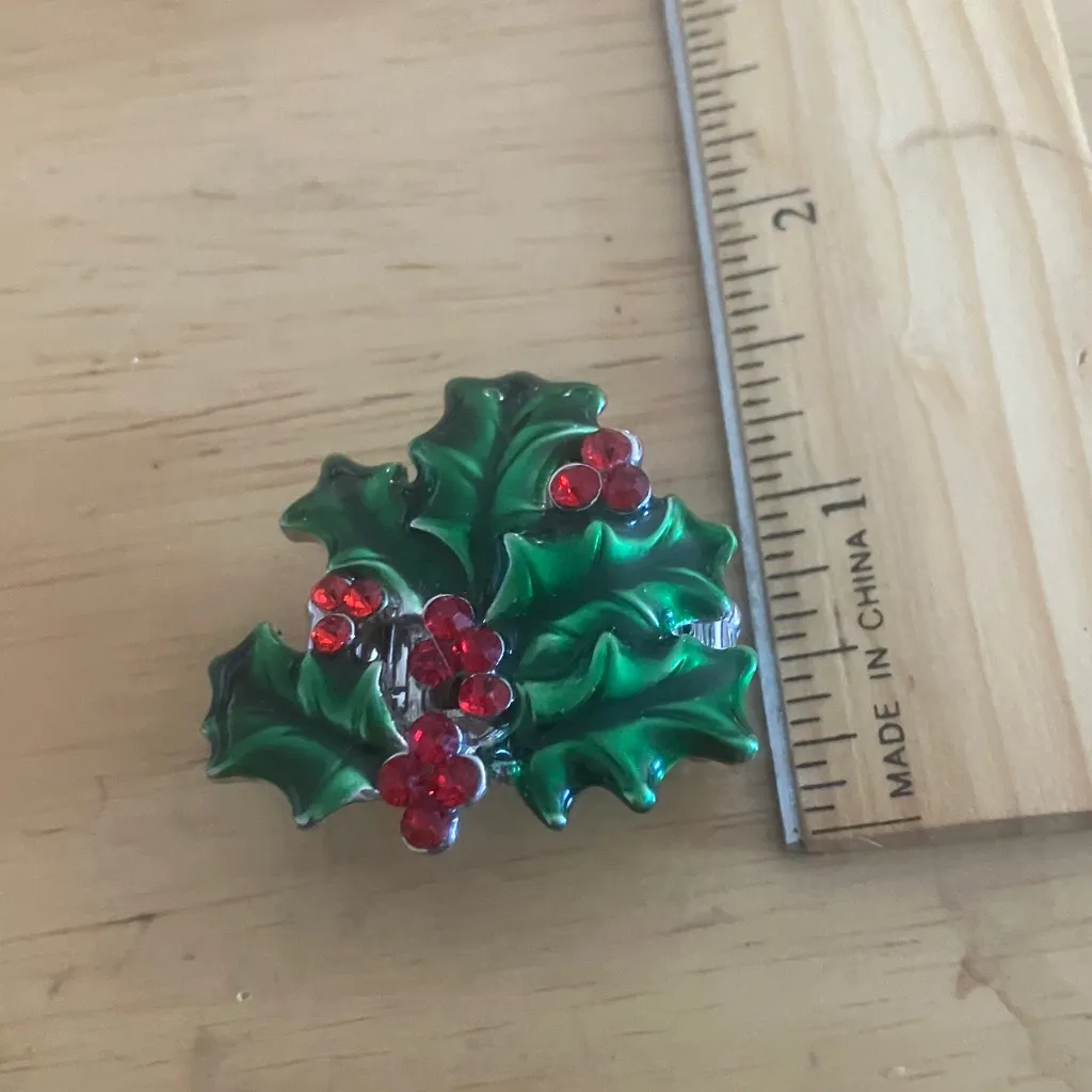 Festive Green and Red Holly Ring - Image 2