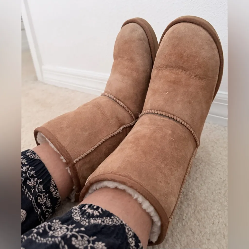 UGG Classic Short Chestnut Suede Winter Boots W7 - Image 2