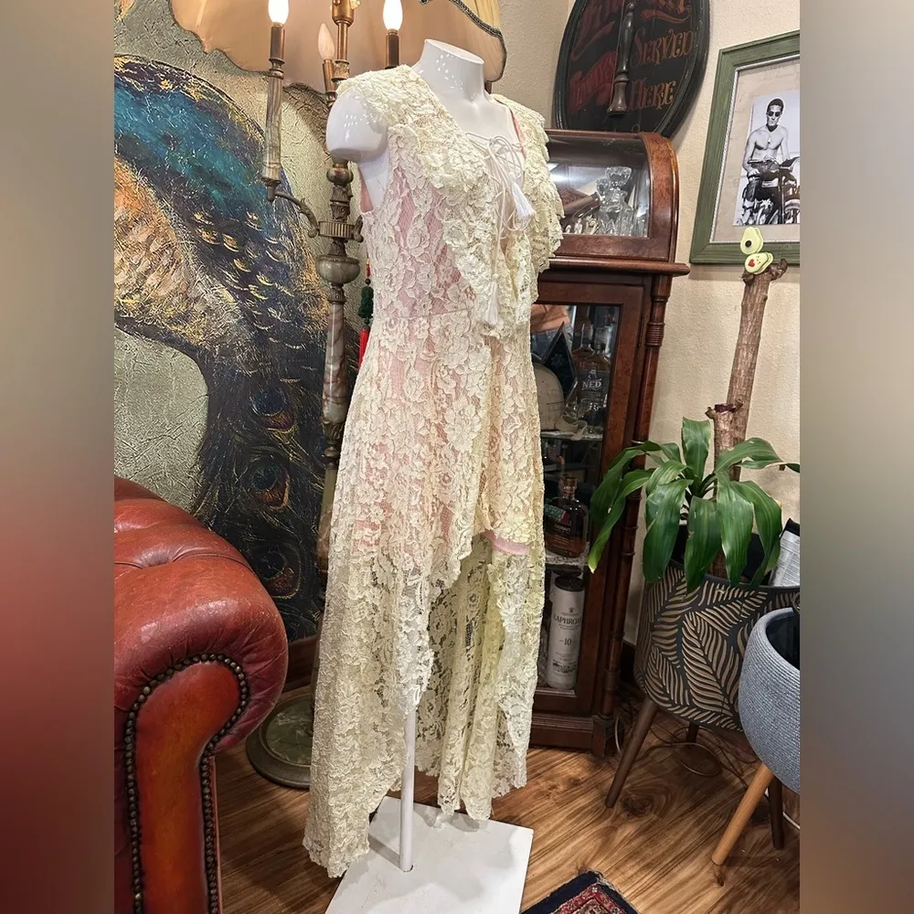 EUC Do + Be pale yellow and beige hight-low lace dress w front strings Vneck - Image 3