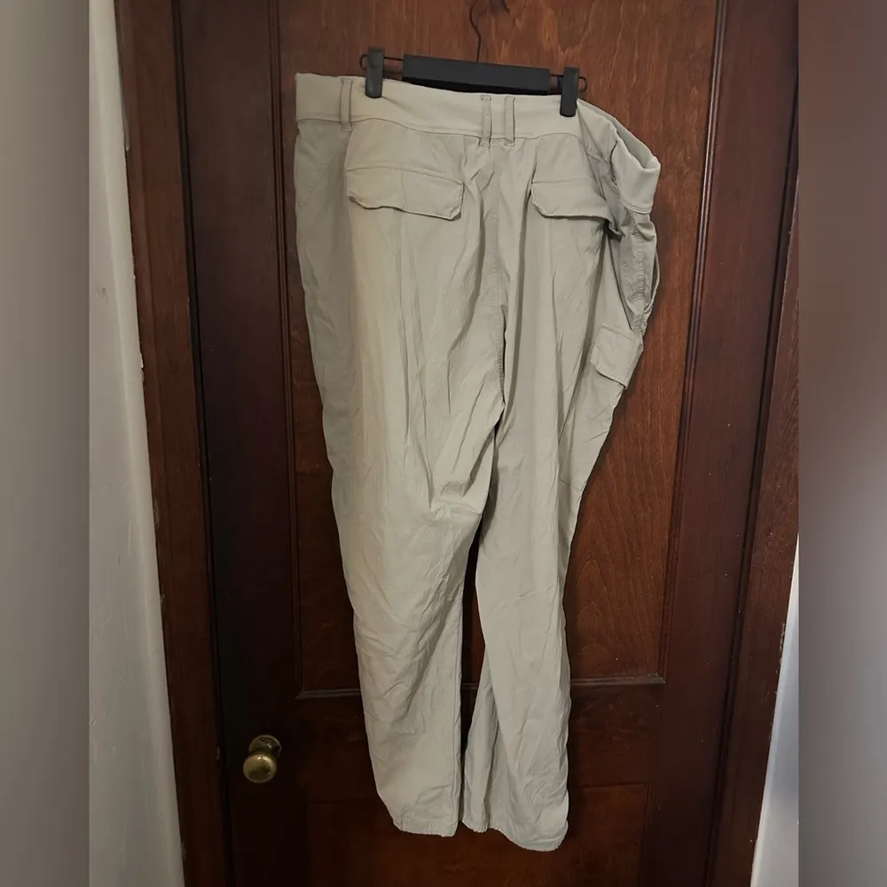 Athleta Trekkie Utility Cargo Pant in Tan Size 22 - Image 3