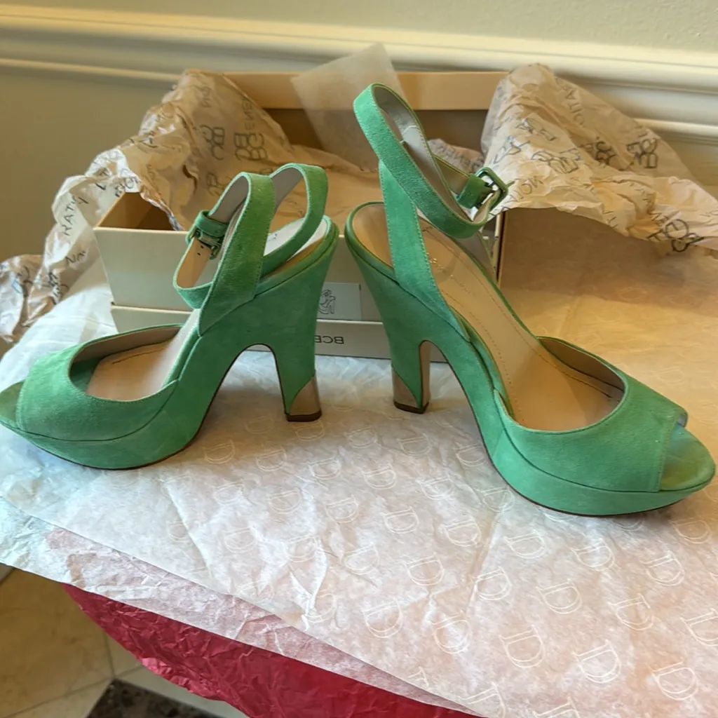 BCBG Nellie spearmint kidsuede 8.5 worn once small signs a of wear plus - Image 2