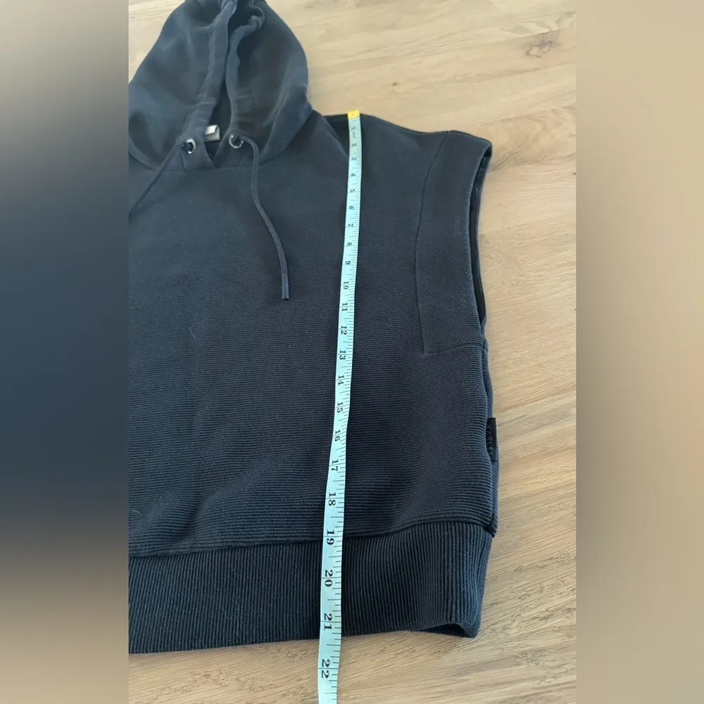 Varley plains sleeveless hoodie black size small - Image 8