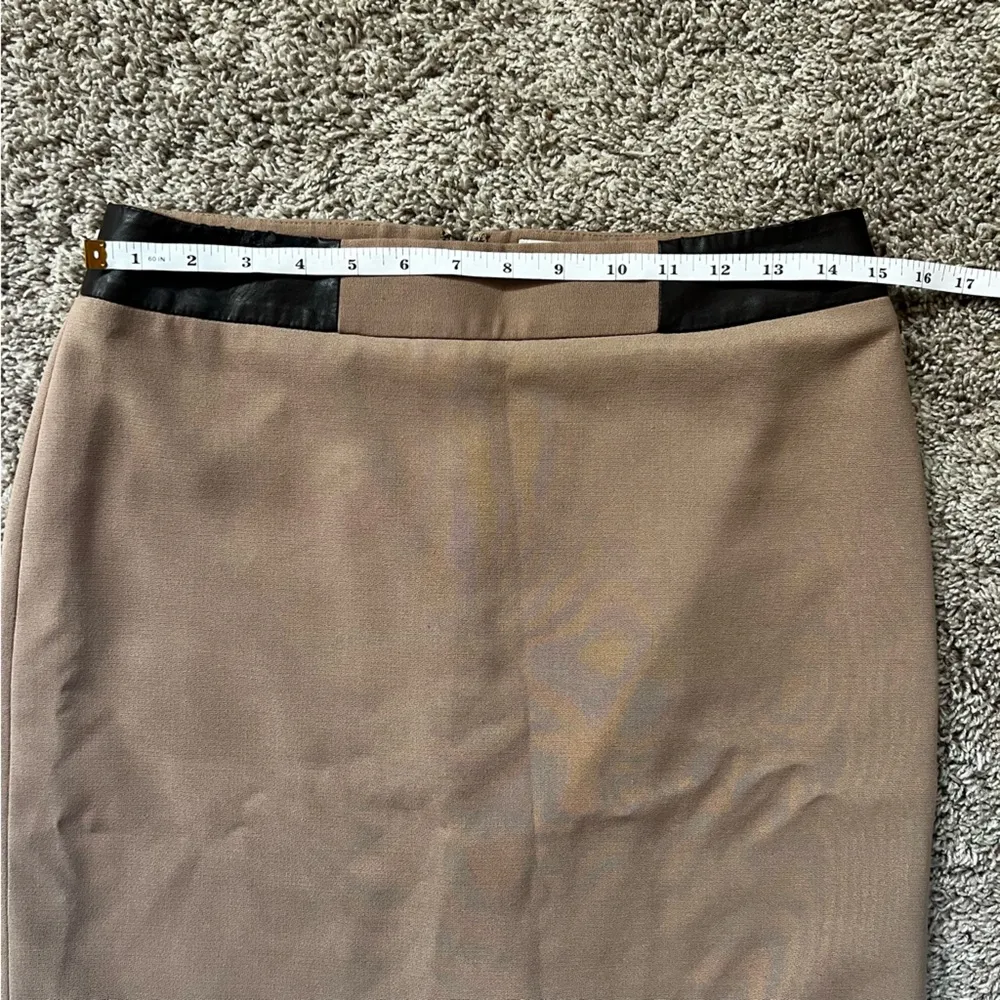 Anne Klein skirt tan with brown faux leather trim - Image 3