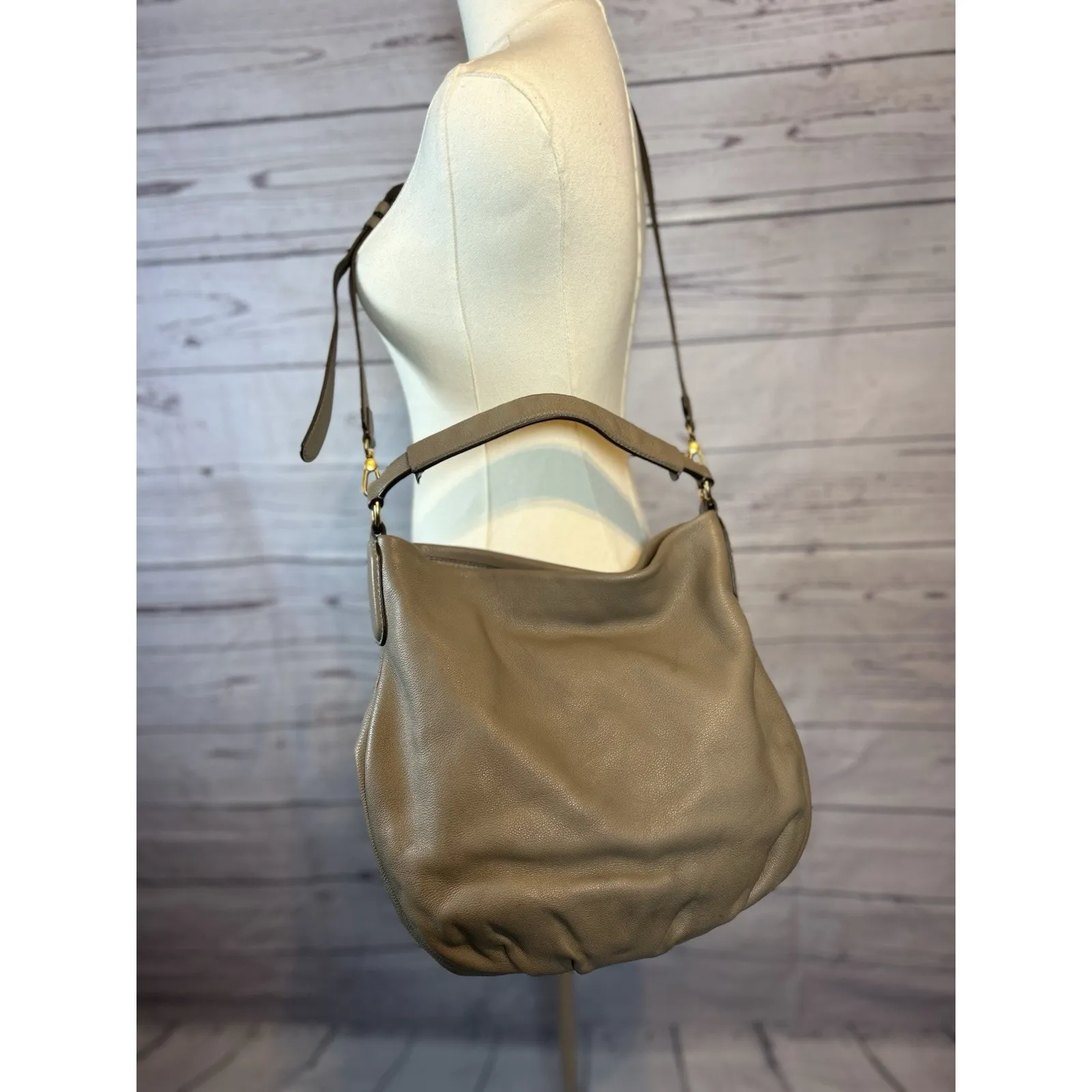 Marc Jacobs Q Hillier Crossbody Hobo Bag Cement Taupe Gray Leather Slouchy - Image 5