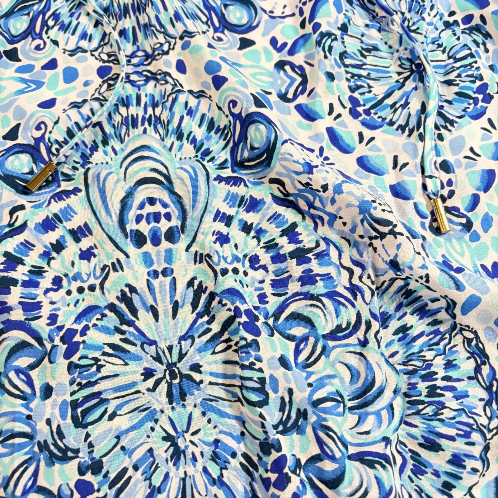 Lilly Pultizer womens blue white blouse. 3/4 flare sleeve. damask print. Size XS - Image 3