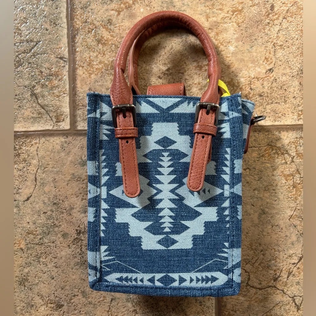 NWT Wrangler Laser Cut Printed Square Cross Body bag - Image 2