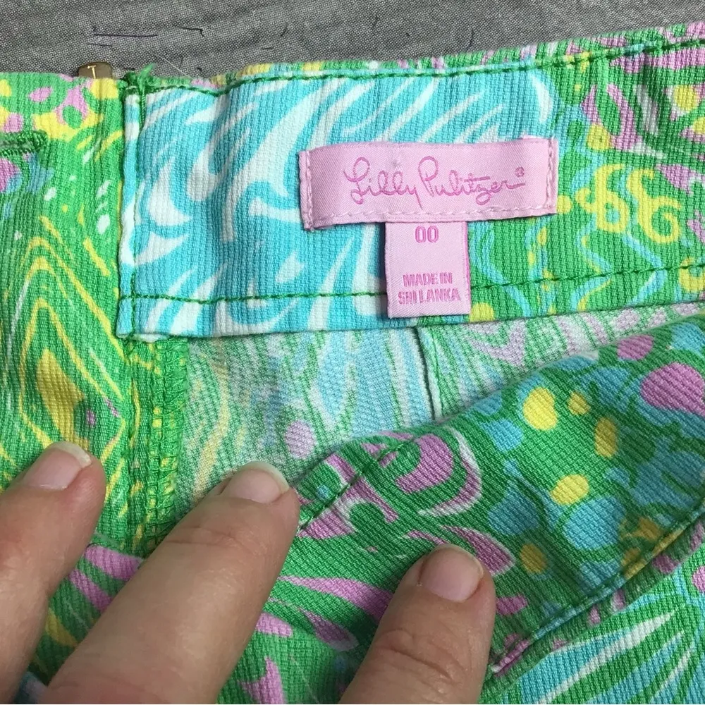 Lilly Pulitzer Dennie shorts in sun Dance size 00 floral back up-preowned - Image 2