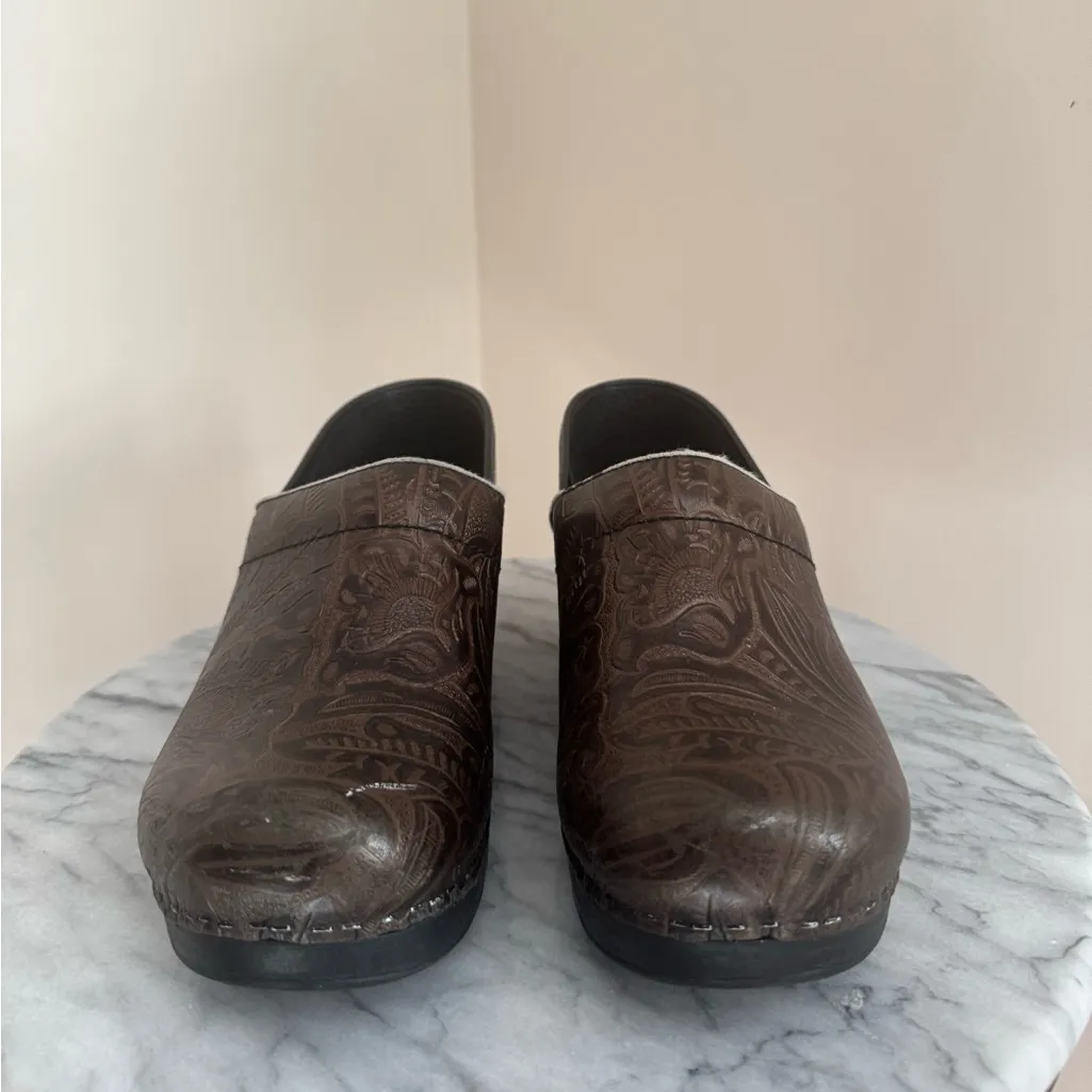 Dansko Professional Brown Embossed Leather Clogs Slip On Women’s Size 39 - Image 3