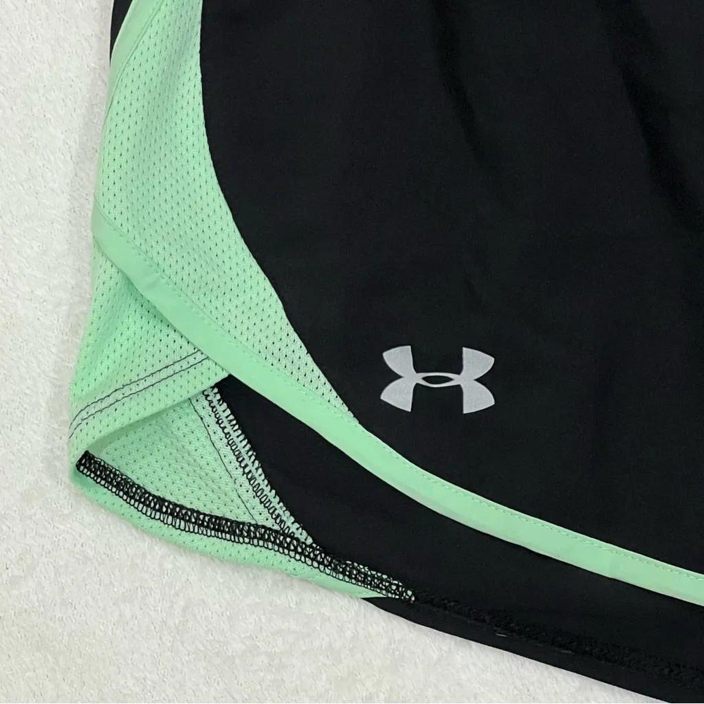 Under Armour Mint and Black Shirt and Shorts Set Size XL - Image 13