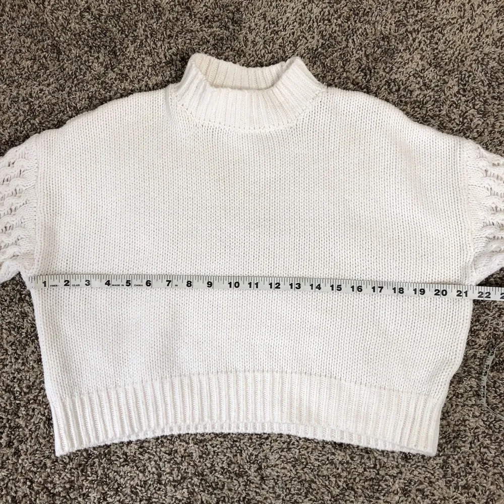 Forever 21 White Chunky Knit Cropped Sweater Size Medium - Image 4