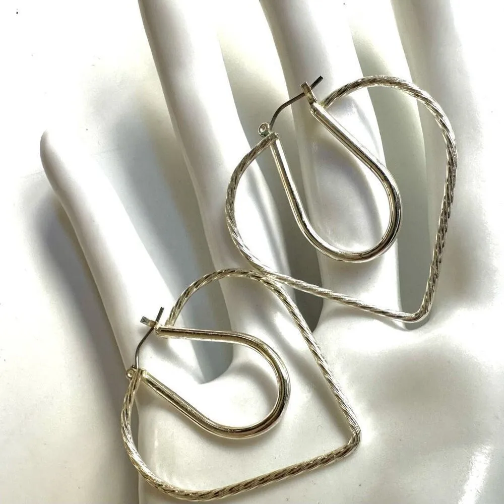 Silver tone cut out heart earrings - Image 4